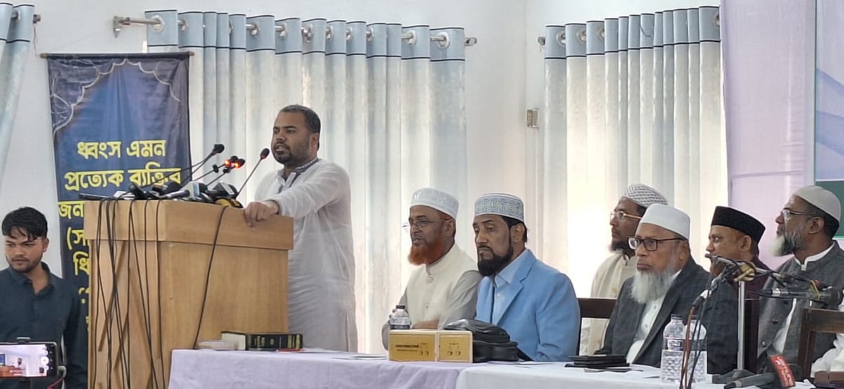 শরিফ ওসমান হাদির শাহাদাত উপলক্ষে জামায়াতে ইসলামী আয়োজিত দোয়া মাহফিলে বক্তব্য দেন ওমর বিন হাদি। ২১ ডিসেম্বর