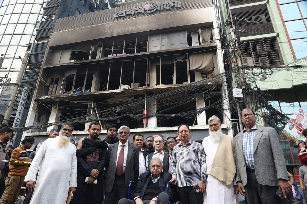 হামলা ও অগ্নিসংযোগে ভস্মীভূত প্রথম আলো ভবনের সামনে গণফোরামের ইমেরিটাস সভাপতি ড. কামাল হোসেন। এ সময় দলটির অন্যান্য শীর্ষ নেতারা উপস্থিত ছিলেন। আজ রোববার দুপুরে রাজধানীর কারওয়ান বাজারে