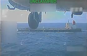 ভেনেজুয়েলার উপকূলের কাছে জ্বালানি তেলের একটি ট্যাংকারের কাছে মার্কিন সামরিক হেলিকপ্টার