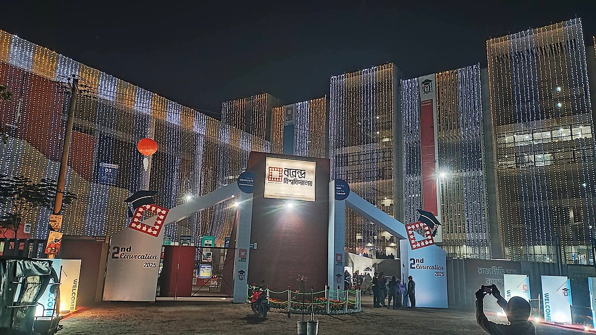 সমাবর্তন উপলক্ষে বরেন্দ্র বিশ্ববিদ্যালয় ক্যাম্পাসে আলোকসজ্জা করা হয়েছে