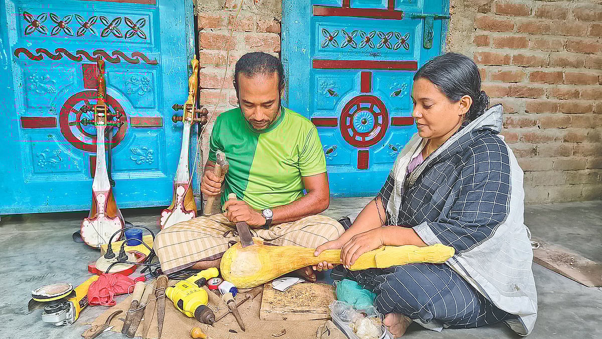 মকবুল বাউল ও তাঁর স্ত্রী স্বপ্না পারভীন দোতারা বানিয়ে দেশে-বিদেশে বিক্রি করেন