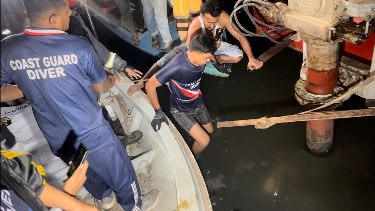 ফেরি থেকে যানবাহন নদীতে পড়ে যাওয়ার পর উদ্ধার অভিযান চালান নৌ পুলিশ, কোস্টগার্ড ও ফায়ার সার্ভিসের কর্মীরা। গতকাল শনিবার রাতে ফতুল্লায় ধলেশ্বরী নদীতে