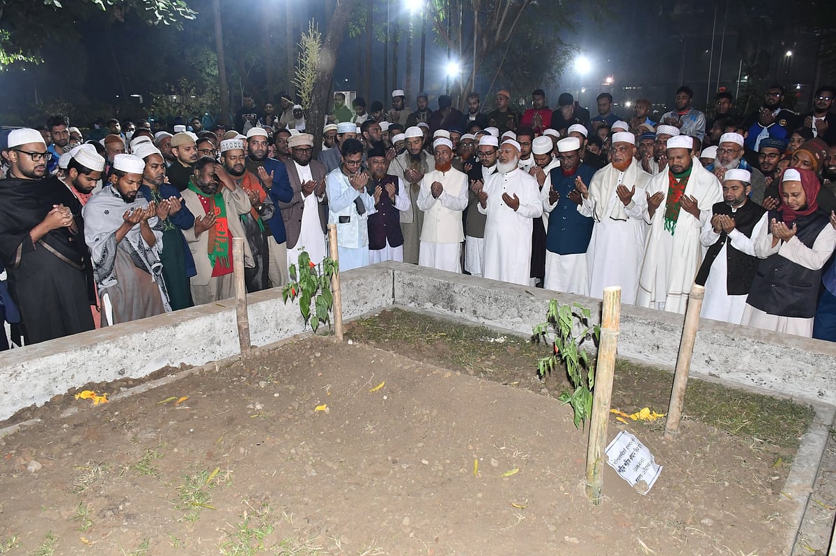 ইনকিলাব মঞ্চের আহ্বায়ক শরিফ ওসমান বিন হাদির কবর জিয়ারত করেছেন বাংলাদেশ জামায়াতে ইসলামীর আমির শফিকুর রহমান ও অন্য নেতা–কর্মীরা