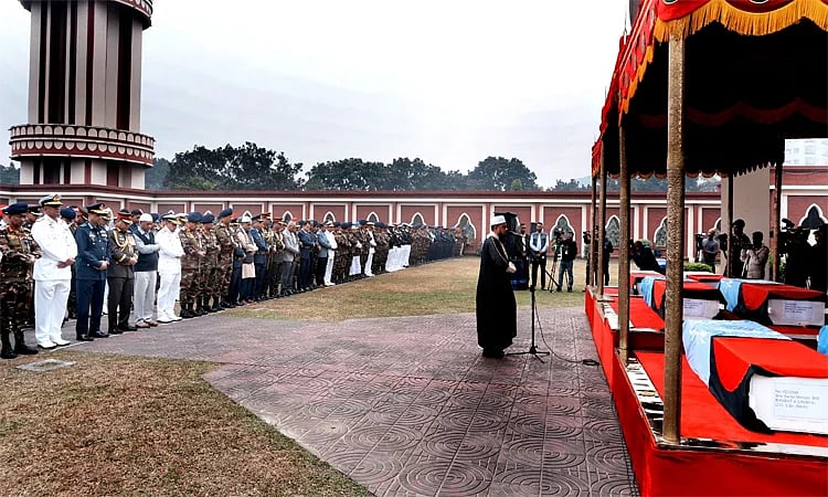 সুদানে শাহাদাতবরণকারী ছয় শান্তিরক্ষীর জানাজা আজ ঢাকা সেনানিবাসের কেন্দ্রীয় মসজিদে অনুষ্ঠিত হয়