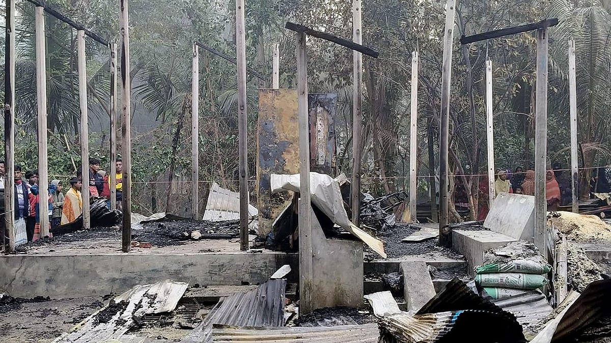 আগুনে পুড়ে যাওয়া ঘর।  লক্ষ্মীপুর সদর উপজেলার ভবানীগঞ্জ ইউনিয়নের চরমনসা গ্রামের সূতারগোপ্তা এলাকায়