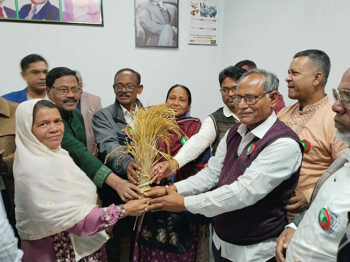 কুড়িগ্রামে আওয়ামী লীগের ৯ নেতার বিএনপিতে যোগ দিয়েছেন।  গতকাল শনিবার