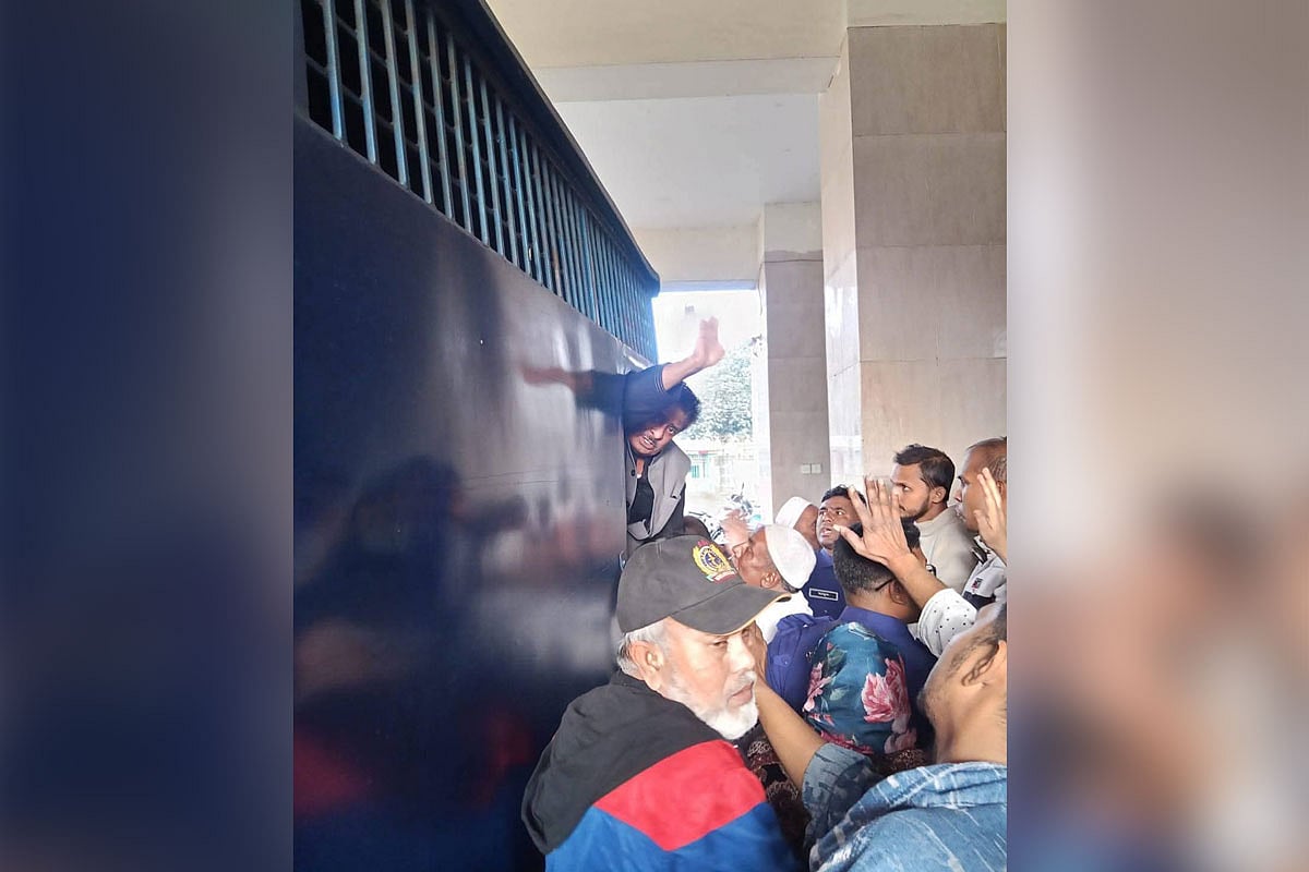 বৈষম্যবিরোধী আন্দোলনে হামলার ঘটনায় সাবেক বিএনপি নেতা শাহ্ শহীদ সারোয়ারকে কারাগারে নেওয়া হচ্ছে। আজ রোববার দুপুরে ময়মনসিংহ চিফ জুডিশিয়াল ম্যাজিস্ট্রেট আদালত চত্বরে