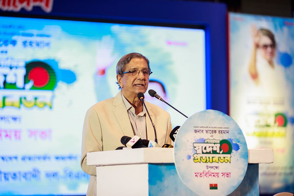 বিএনপির ভারপ্রাপ্ত চেয়ারম্যান তারেক রহমানের ‘ঐতিহাসিক স্বদেশ প্রত্যাবর্তন’ উপলক্ষে গণমাধ্যমের শীর্ষ ব্যক্তিদের সঙ্গে আয়োজিত মতবিনিময় সভায় বক্তব্য দেন প্রথম আলো সম্পাদক মতিউর রহমান। আজ রোববার দুপুরে রাজধানীর র‍্যাডিসন ব্লু হোটেলে