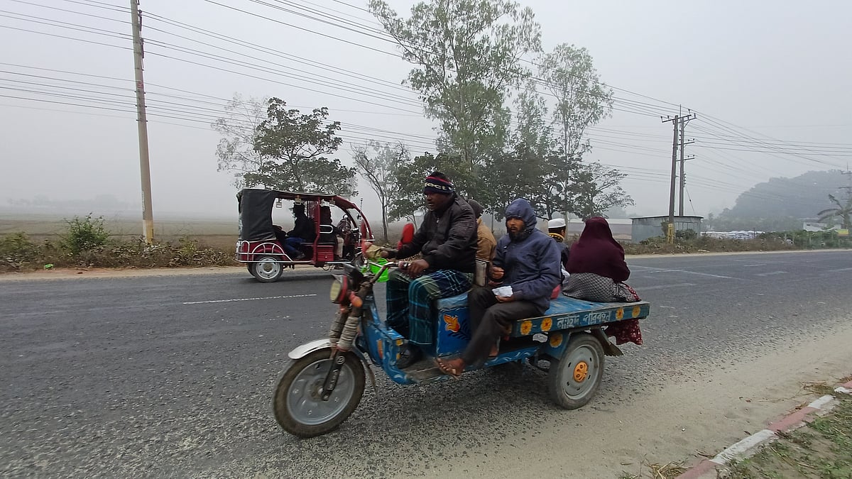 শীতের সকালে গন্তব্যের উদ্দেশে বের হয়েছেন অনেকে। আজ রোববার সকাল ১০টায় পঞ্চগড় সদর উপজেলার শিংপাড়া এলাকায়