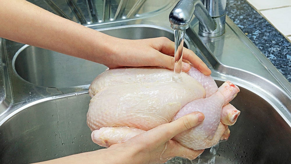 অনেকের ধারণা, রান্নার আগে মুরগিও ধুয়ে নেওয়া উচিত, যা আদতে ভুল