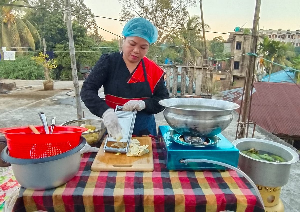 বাড়ির ছাদে কলার চিপস বানাতে ব্যস্ত লাকী চাকমা। সম্প্রতি খাগড়াছড়ি শহরের কলেজপাড়া এলাকায়