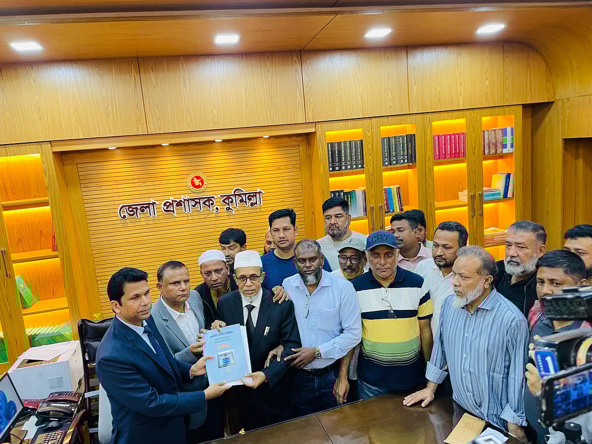 কুমিল্লা-৬ আসনে কুমিল্লা সিটি করপোরেশনের সাবেক মেয়র ও বিএনপি থেকে বহিষ্কৃত নেতা মনিরুল হক সাক্কুর পক্ষে মনোনয়নপত্র সংগ্রহ করা হয়েছে। রোববার দুপুরে রিটার্নিং কর্মকর্তা ও কুমিল্লার জেলা প্রশাসকের কার্যালয়ে