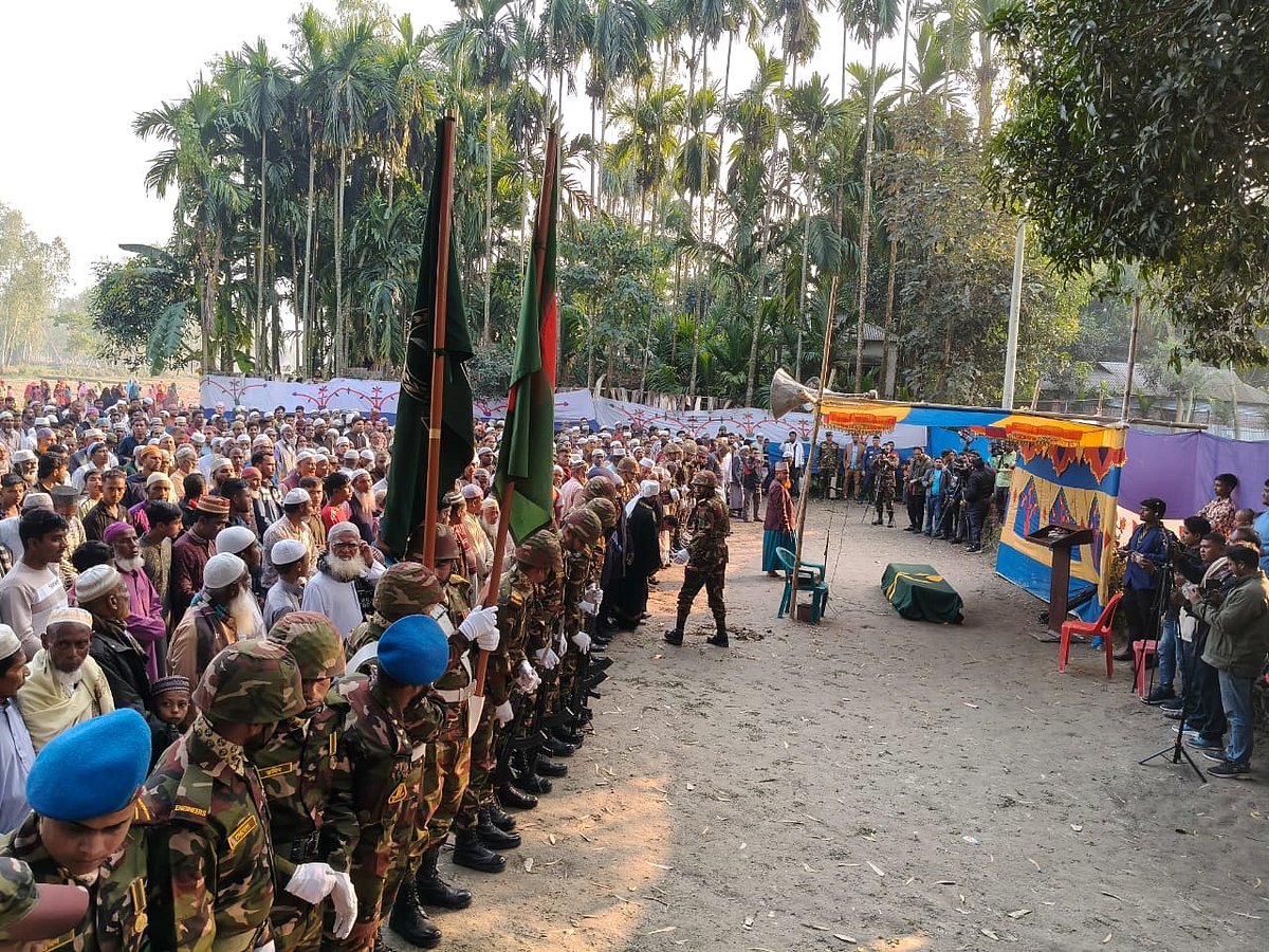 জাতিসংঘের শান্তিরক্ষা মিশনে সুদানে ড্রোন হামলায় নিহত শান্তিরক্ষী মমিনুল ইসলামের জানাজা। রোববার বিকেলে কুড়িগ্রামের উলিপুর উপজেলার পান্ডুল এলাকায়
