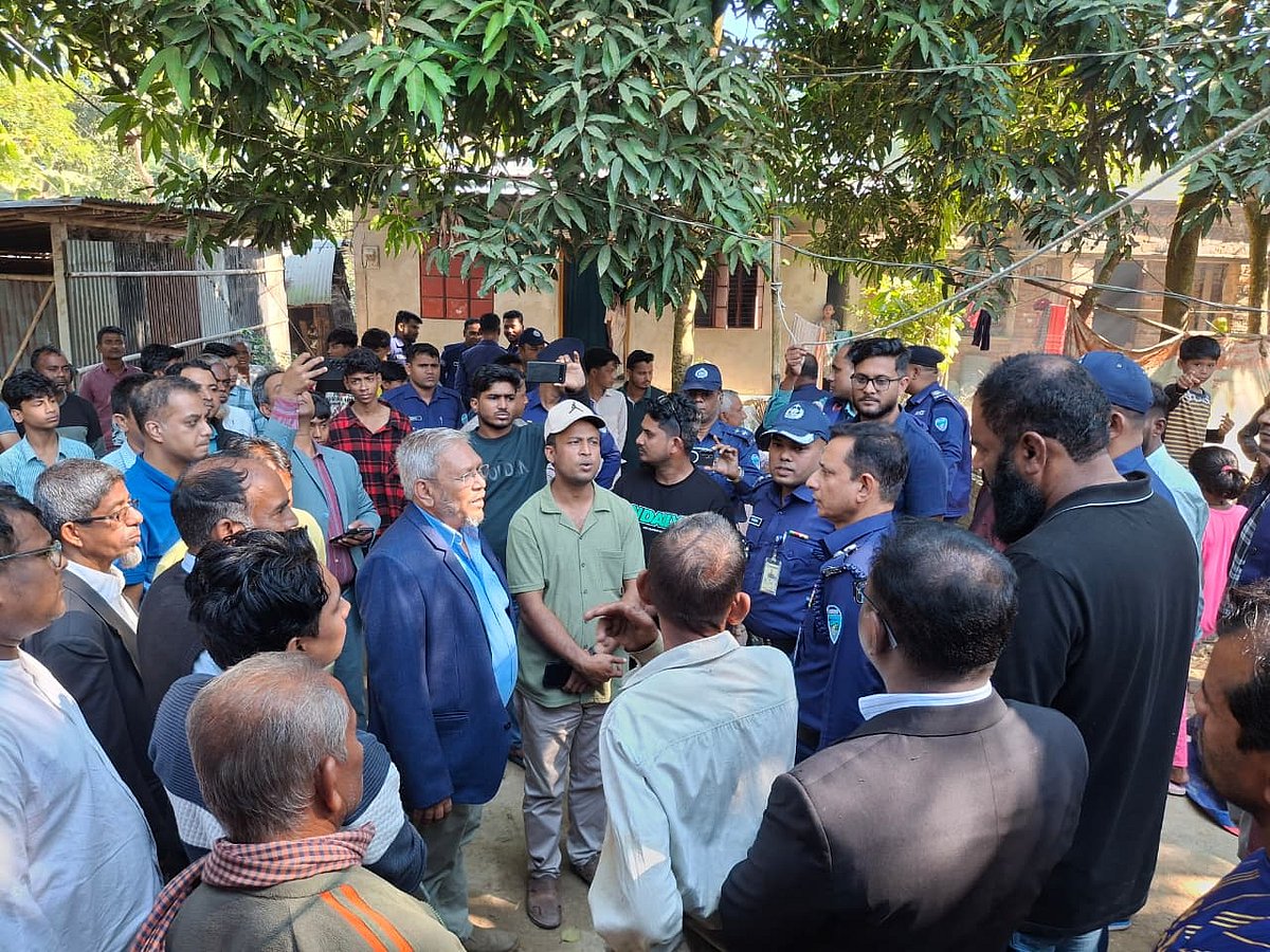 রাউজান সদর ইউনিয়নের কেউটিয়া বড়ুয়া পাড়া গ্রামে পুড়ে যাওয়া বসতঘর পরিদর্শনে জেলা পুলিশের উর্ধ্বতন কর্মকর্তারা