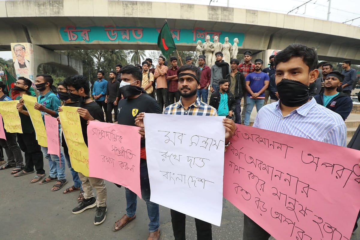 বেলা তিনটায় মৌন মিছিলটি শুরু হয়ে ভিসি চত্বর ও হলপাড়া প্রদক্ষিণ করে বিকেলে রাজু ভাস্কর্যের সামনে সংক্ষিপ্ত সমাবেশের মাধ্যমে শেষ হয়। ২১ ডিসেম্বর