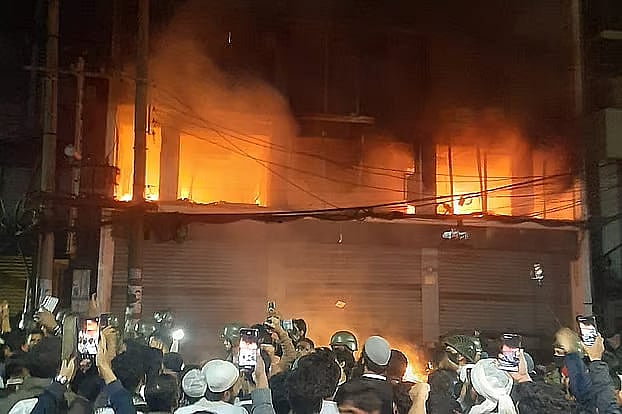 শরিফ ওসমান হাদির মৃত্যুর খবর ছড়িয়ে পড়ার পর সংঘবদ্ধ আক্রমণকারীরা রাজধানীর কারওয়ান বাজারে প্রথম আলো ভবন ঘেরাও করে ব্যাপক ভাঙচুর ও লুটপাট চালায়। পরে ভবনে আগুন লাগিয়ে দেয় তারা। বৃহস্পতিবার রাত দেড়টায়