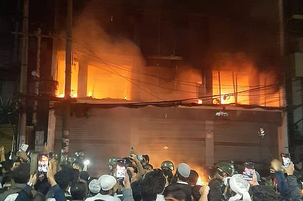 শরিফ ওসমান হাদির মৃত্যুর খবর ছড়িয়ে পড়ার পর সংঘবদ্ধ আক্রমণকারীরা রাজধানীর কারওয়ান বাজারে প্রথম আলো ভবন ঘেরাও করে ব্যাপক ভাঙচুর ও লুটপাট চালায়। পরে ভবনে আগুন লাগিয়ে দেয় তারা। বৃহস্পতিবার রাত দেড়টায়