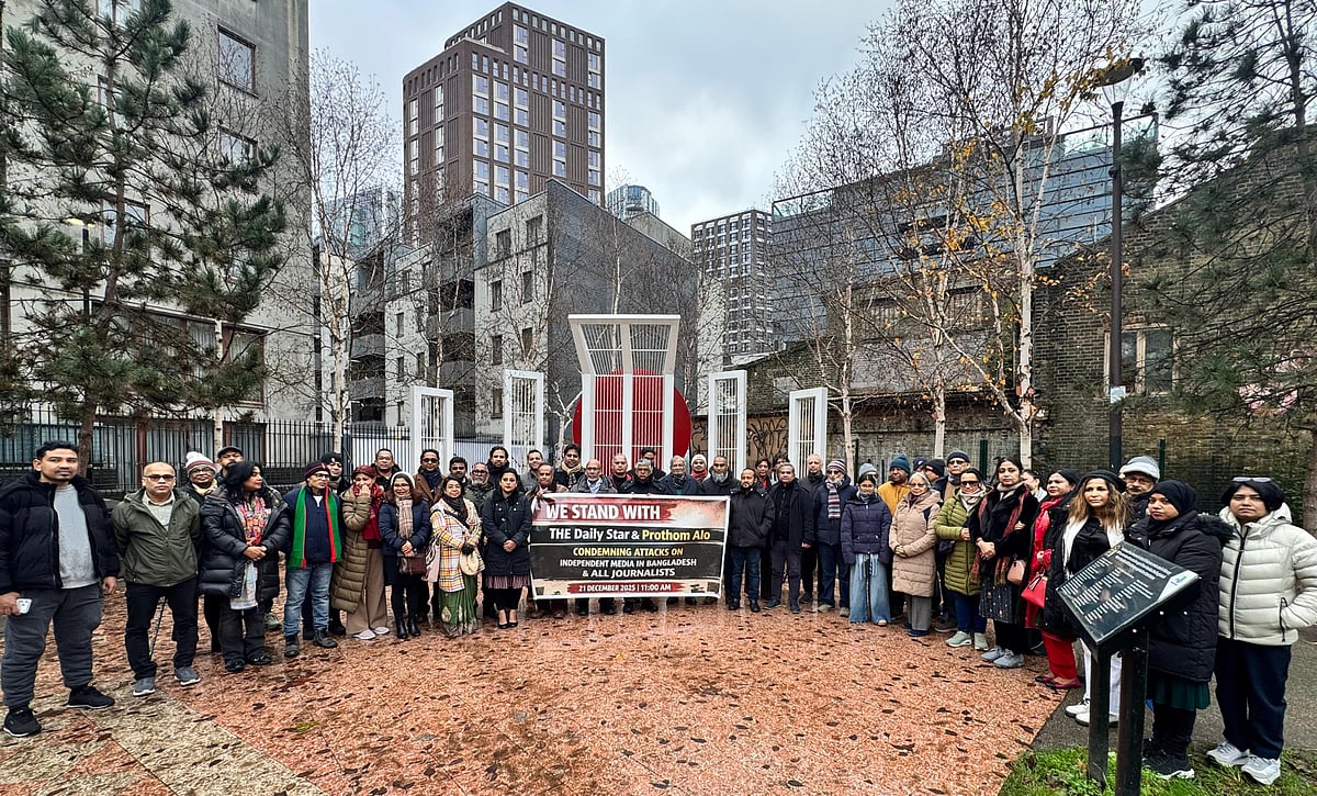 প্রথম আলো ও ডেইলি স্টারের কার্যালয়ে হামলার প্রতিবাদে পূর্ব লন্ডনের ঐতিহাসিক আলতাব আলী পার্কে প্রতিবাদ সমাবেশ করেন প্রবাসী সাংবাদিকেরা। রোববার, ২১ ডিসেম্বর