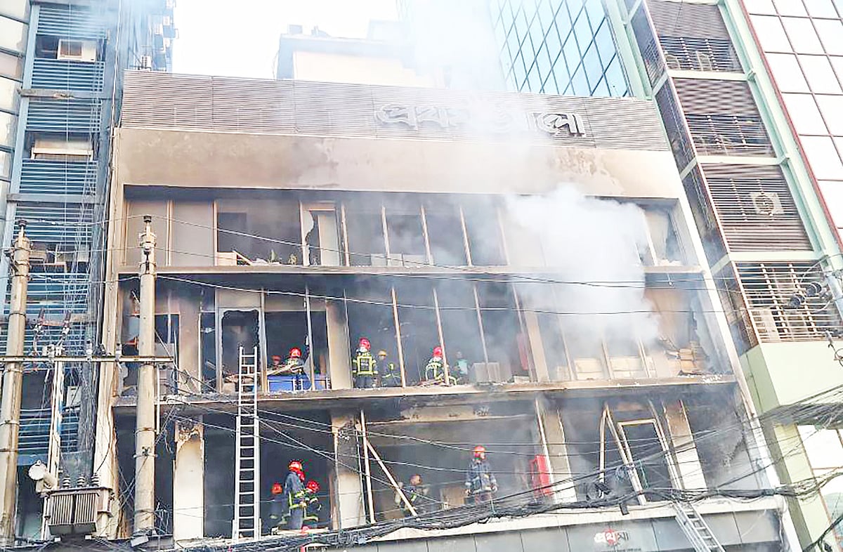 ১৮ ডিসেম্বর প্রথম আলো কার্যালয়ে দুর্বৃত্তরা হামলা, লুটপাট করে আগুন দিয়ে পুড়িয়ে দেয়। আগুন নেভাতে কাজ করছেন ফায়ার সার্ভিসের কর্মীরা