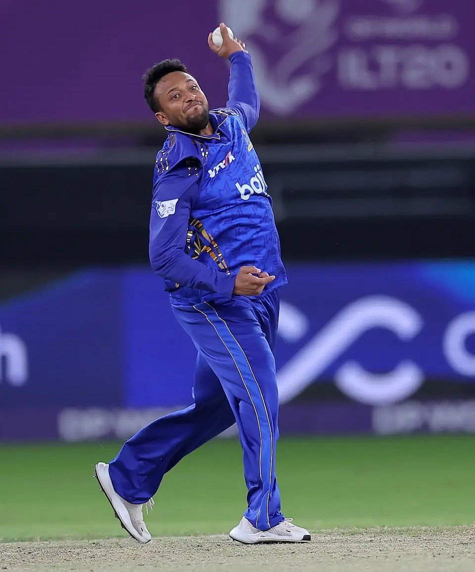 এমিরেটসের জার্সিতে সাকিব আল হাসান