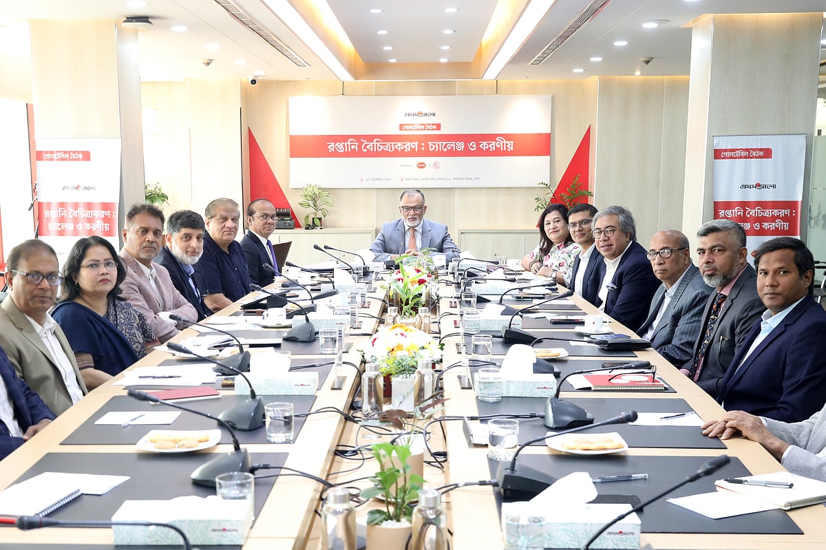 ‘রপ্তানি বৈচিত্র্যকরণ: চ্যালেঞ্জ ও করণীয়’ শীর্ষক গোলটেবিল বৈঠকে অংশগ্রহণকারীরা। ১০ ডিসেম্বর ২০২৫ ঢাকার প্রথম আলো কার্যালয়ে