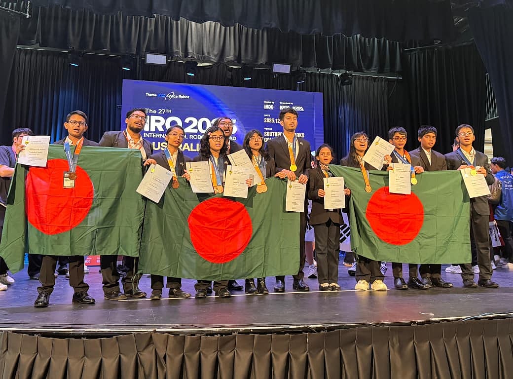 লাল–সবুজ পতাকা নিয়ে আন্তর্জাতিক রোবট অলিম্পিয়াডের সমাপনী মঞ্চে বাংলাদেশ দল। অস্ট্রেলিয়া, ২১ ডিসেম্বর