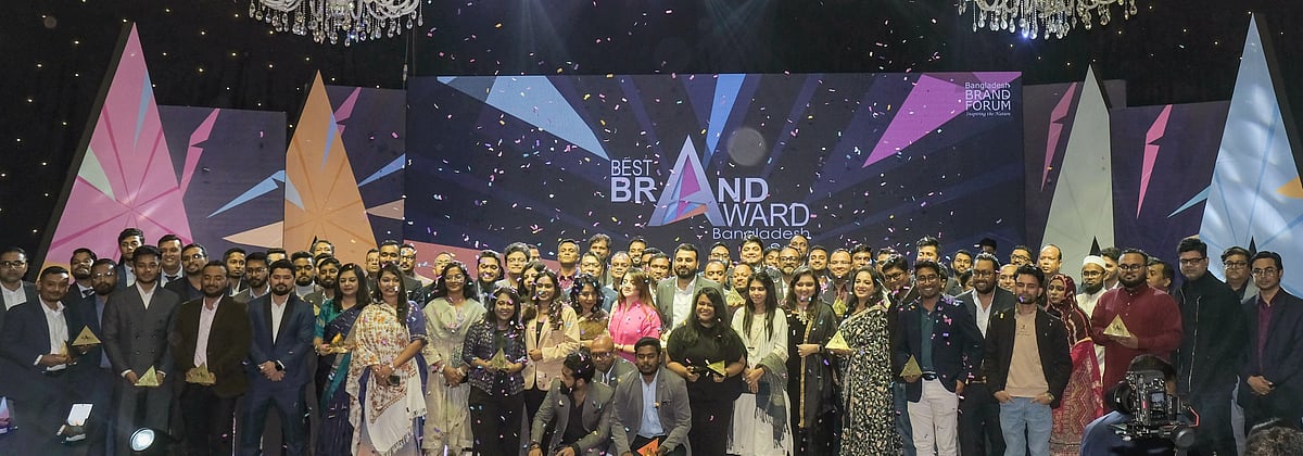 বাংলাদেশ ব্র্যান্ড ফোরাম (বিবিএফ) আয়োজিত ‘বেস্ট ব্র্যান্ড অ্যাওয়ার্ড ২০২৫’ শীর্ষক অনুষ্ঠানে অতিথিদের সঙ্গে পুরস্কারপ্রাপ্ত প্রতিষ্ঠানগুলোর ঊর্ধ্বতন কর্মকর্তারা। এ বছর বিবিএফ মোট ৪৫টি বিভাগে সেরা ব্র্যান্ড এবং সামগ্রিকভাবে সেরাদের সেরা হিসেবে শীর্ষ ১৫ ব্র্যান্ডকে স্বীকৃতি দেয়। গত শনিবার রাজধানীর একটি হোটেলে