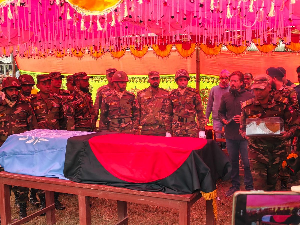 সুদানে ড্রোন হামলায় শহীদ সেনা কর্মকর্তা মাসুদ রানার রাষ্ট্রীয় ও সামরিক মর্যাদায় দাফন সম্পন্ন হয়। আজ রোববার বিকেলে নাটোরের লালপুর উপজেলার বোয়ালিয়াপাড়া গ্রামে