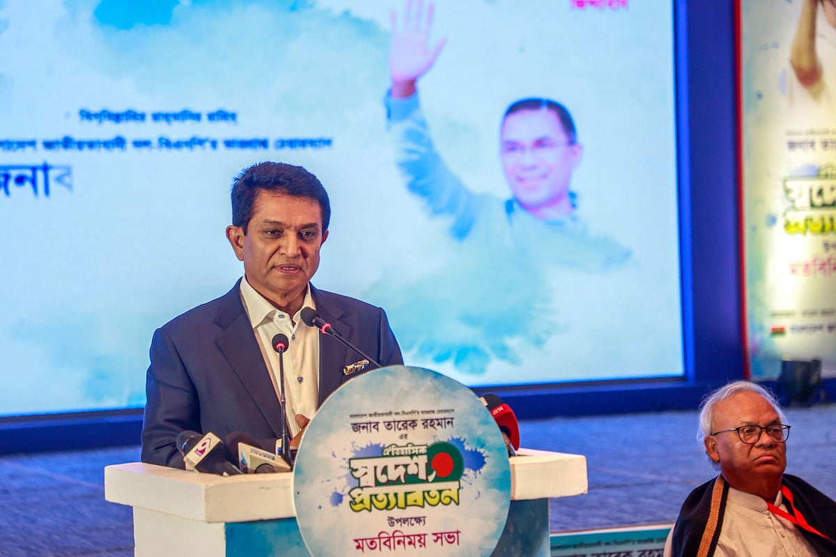 বিএনপির ভারপ্রাপ্ত চেয়ারম্যান তারেক রহমানের ‘ঐতিহাসিক স্বদেশ প্রত্যাবর্তন’ উপলক্ষে গণমাধ্যমের শীর্ষ ব্যক্তিদের সঙ্গে আয়োজিত মতবিনিময় সভায় বক্তব্য দেন সংবাদপত্র মালিকদের সংগঠন নোয়াবের সভাপতি এ কে আজাদ। আজ রোববার দুপুরে রাজধানীর র‍্যাডিসন ব্লু হোটেলে