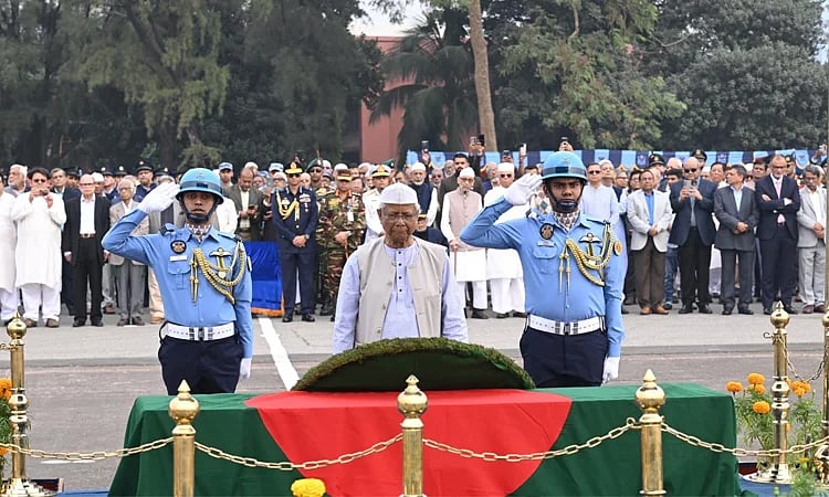 প্রধান উপদেষ্টা অধ্যাপক মুহাম্মদ ইউনূস আজ বিএএফ ঘাঁটি বাশারে বাংলাদেশের প্রথম বিমানবাহিনীর প্রধান এয়ার ভাইস মার্শাল এ কে খন্দকার বীর উত্তমের জানাজায় অংশ নেন