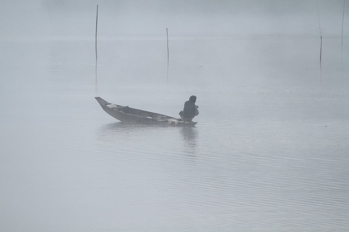 রাঙামাটির কাপ্তাই হ্রদে রাতে জাল ফেলেছিলেন এক জেলে। ঠান্ডা উপেক্ষা করে সকালে জাল তুলে আনছেন। রাবারবাগান এলাকা থেকে তোলা। ২১ ডিসেম্বর, ২০২৫