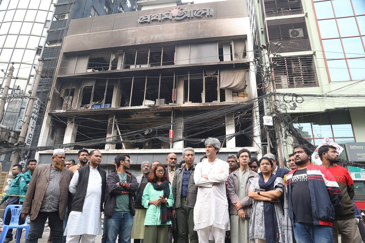গণসংহতি আন্দোলনের প্রধান সমন্বয়কারী জোনায়েদ সাকি হামলা ও অগ্নিসংযোগে ভস্মীভূত প্রথম আলো ভবন পরিদর্শন করেন। আজ রোববার দুপুরে রাজধানীর কারওয়ান বাজারে
