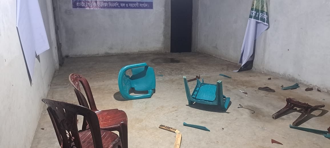 হামলার পর পড়ে রয়েছে বিএনপির কার্যালয়ের ভাঙা চেয়ার। গতকাল রাতে নোয়াখালীর হাতিয়া উপজেলার চর কিং ইউনিয়নের ভৈরব বাজারে
