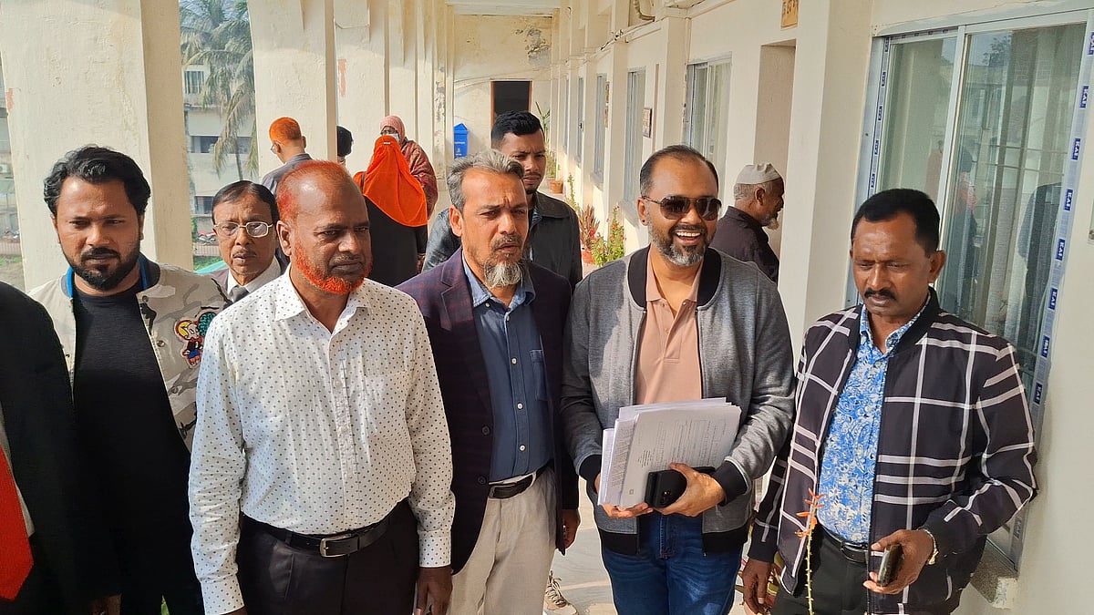 বাগেরহাটের তিনটি সংসদীয় আসন থেকে সাবেক এমপি এম এ এইচ সেলিমের পক্ষে মনোনয়নপত্র সংগ্রহ করেন তাঁর বড় ছেলে মেহেদী হাসান। আজ সোমবার দুপুরে বাগেরহাটের জেলা প্রশাসকের কার্যালয়ে