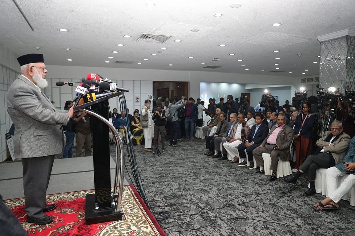 ইন্টারন্যাশনাল চেম্বার অব কমার্স (আইসিসি) বাংলাদেশের সভাপতি মাহবুবুর রহমান। প্রথম আলো ও ডেইলি স্টার কার্যালয়ে হামলা ও আগুন দেওয়ার এবং সম্পাদক পরিষদের সভাপতি নিউ এজ সম্পাদক নূরুল কবীরকে হেনস্তা করার প্রতিবাদে আজ সোমবার ঢাকায় সোনারগাঁও হোটেলে প্রতিবাদ সভায়