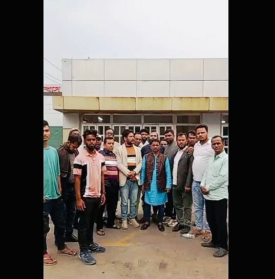 মাদারীপুরে শাজাহান খানের ভাই হাফিজুর রহমান খানের মালিকানাধীন সার্বিক পেট্রল পাম্পে যুবদল নেতা ফারুক ব্যাপারীর নেতৃত্বে নেতা–কর্মীরা পাহারা দিচ্ছেন
