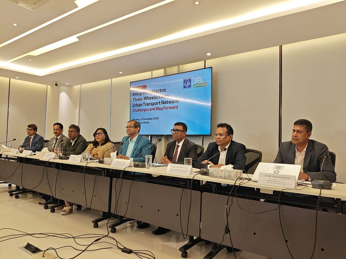 বেসরকারি গবেষণা সংস্থা সেন্টার ফর পলিসি ডায়ালগ (সিপিডি) আয়োজিত ‘নগর যাতায়াতব্যবস্থায় বিদ্যুৎ–চালিত তিন চাকার যানের চ্যালেঞ্জ ও করণীয়’ শীর্ষক সেমিনারে বক্তারা। আজ সোমবার সিপিডির ঢাকার ধানমন্ডির কার্যালয়ে