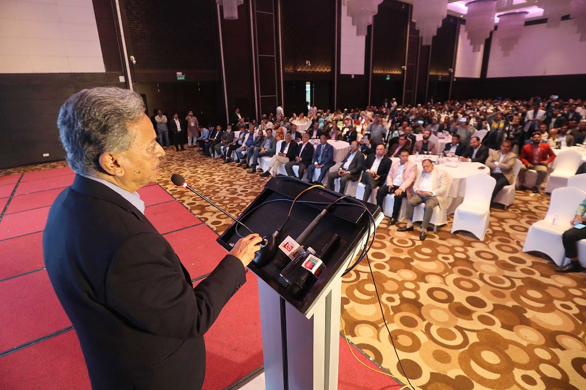 বাণিজ্য সম্মেলনে বক্তব্য দেন বিএনপির স্থায়ী কমিটির সদস্য আমীর খসরু মাহমুদ চৌধুরী। আজ দুপুরে চট্টগ্রামের হোটেল রেডিসন ব্লু বে ভিউতে