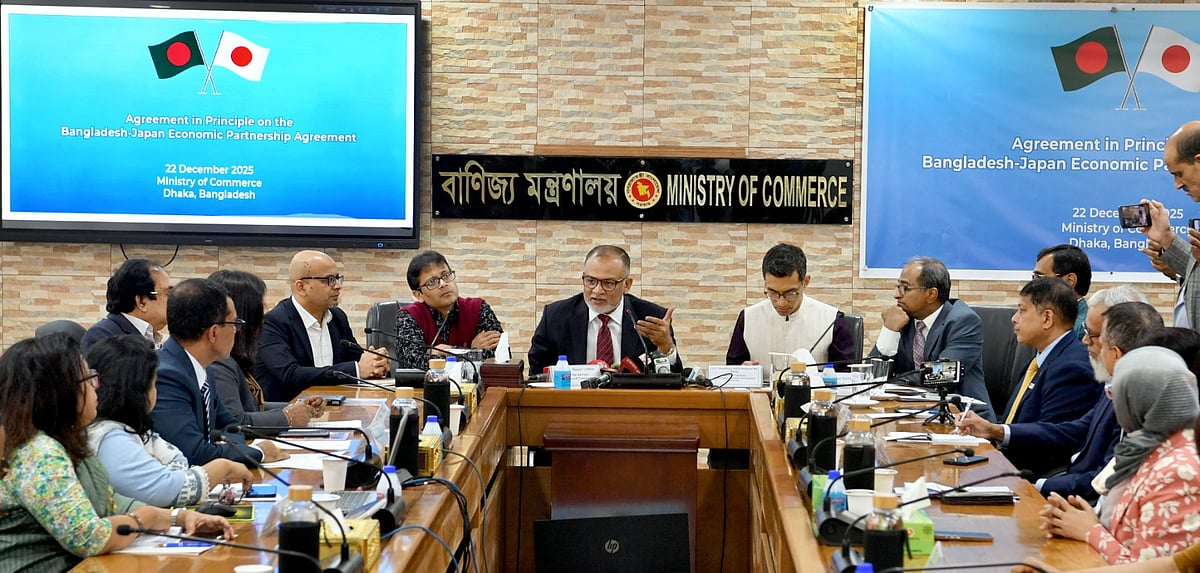 সংবাদ সম্মেলনে কথা বলছেন বাণিজ্য উপদেষ্টা শেখ বশিরউদ্দীন