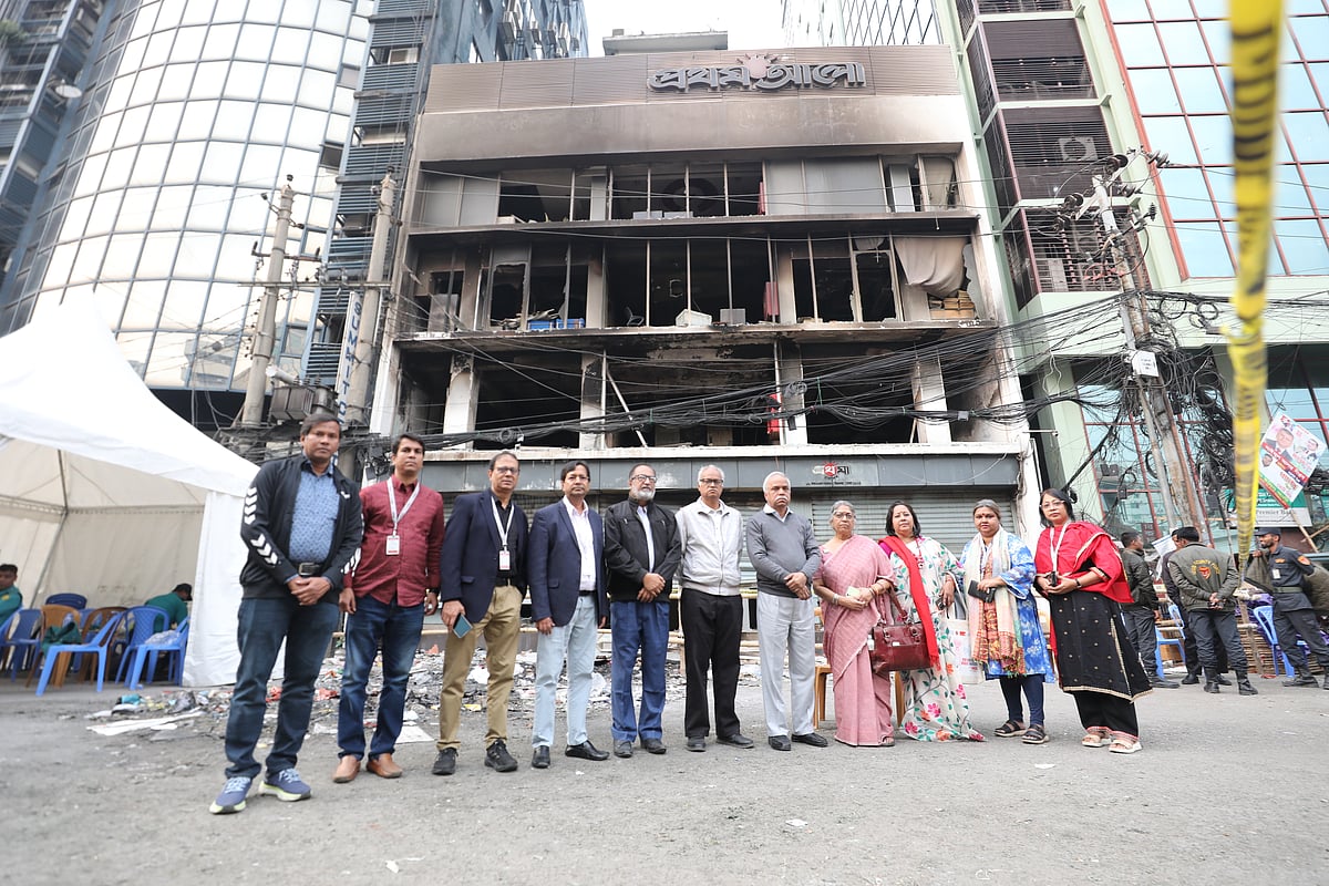 সাবেক নারীবিষয়ক সংস্কার কমিশনের প্রধান শিরীন পারভীন হক, সাবেক শ্রমবিষয়ক সংস্কার কমিশনের প্রধান সৈয়দ সুলতান উদ্দিন আহমেদ ও বাসদ নেতা রাজেকুজ্জামান রতন হামলায় ক্ষতিগ্রস্ত প্রথম আলো কার্যালয় পরিদর্শন করেন