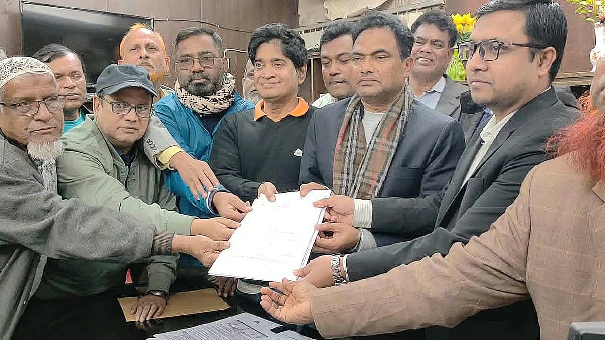 দিনাজপুর-৬ আসনে বিএনপির স্থায়ী কমিটির সদস্য এ জেড এম জাহিদ হোসেনের পক্ষে মনোনয়নপত্র সংগ্রহ করেন উপজেলা বিএনপির নেতা–কর্মীরা। আজ সোমবার দুপুরে দিনাজপুরের হাকিমপুর উপজেলা নির্বাহী কর্মকর্তার কার্যালয়ে