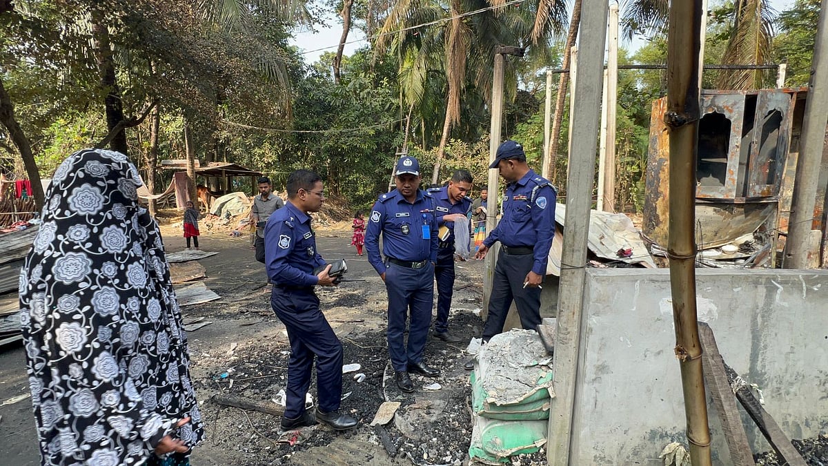 লক্ষ্মীপুরে বিএনপি নেতা বেলাল হোসেনের পুড়ে যাওয়া ঘরে পুলিশের তল্লাশি। আজ বিকেলে সদর উপজেলার ভবানীগঞ্জ ইউনিয়নের চরমনসা গ্রামের সূতারগোপ্তা এলাকায়