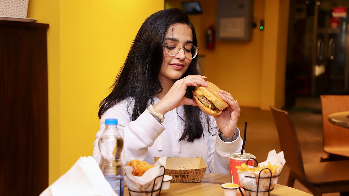 পছন্দের খাবার খেলে দেহে হ্যাপি হরমোনের প্রবাহ বাড়ে, তাতে মন খারাপের মতো কষ্টদায়ক অনুভূতি সামলানো সহজ হয়