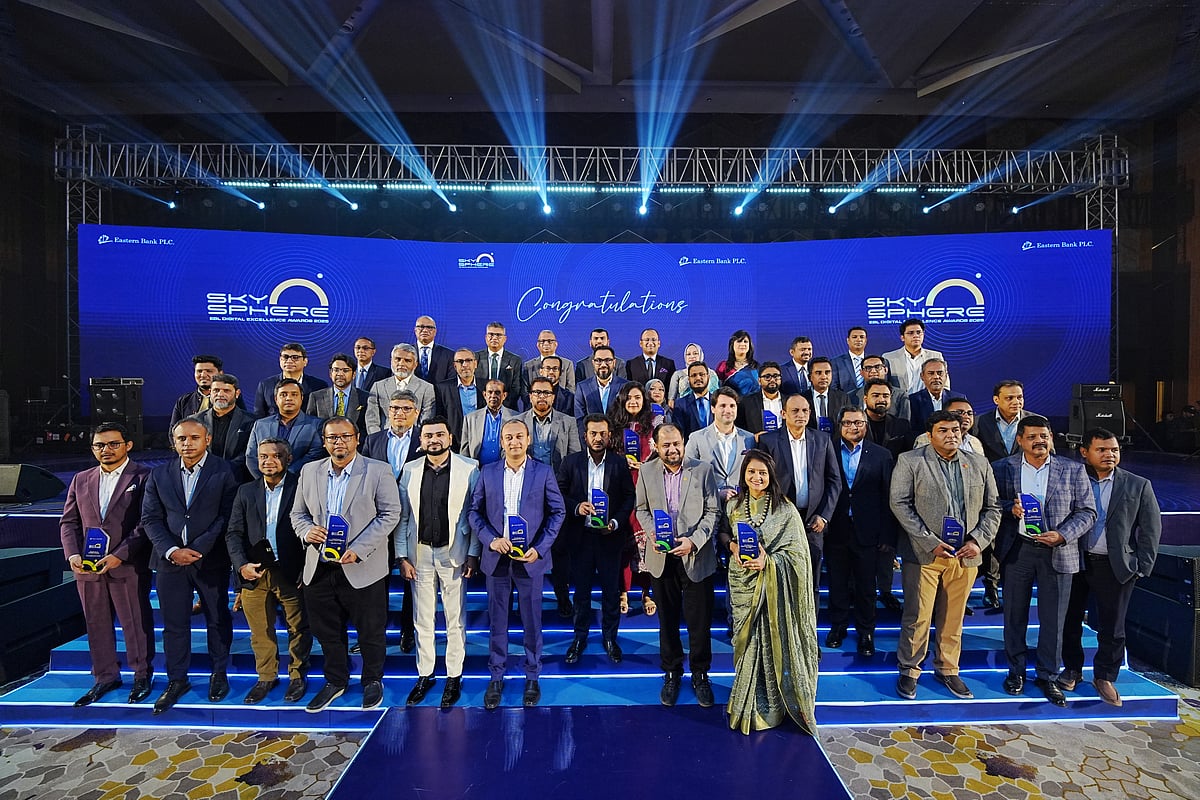 ‘স্কাইস্ফিয়ার: ইবিএল ডিজিটাল এক্সিলেন্স অ্যাওয়ার্ডস ২০২৫’ শীর্ষক আয়োজনে তিনটি ক্যাটাগরিতে পুরস্কার দেওয়া হয়। পুরস্কার হাতে সংশ্লিষ্ট প্রতিষ্ঠানের প্রতিনিধিরা
