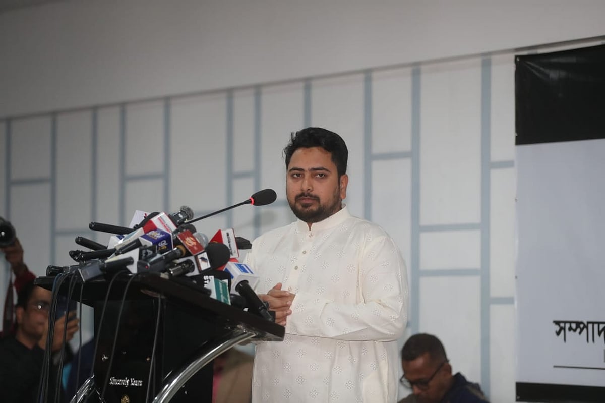 ‘মব ভায়োলেন্সে আক্রান্ত বাংলাদেশ’ শীর্ষক  যৌথ প্রতিবাদ সভায় বক্তব্য দেন  জাতীয় নাগরিক পার্টির আহ্বায়ক নাহিদ ইসলাম। আজ সোমবার বেলা ১১টার দিকে রাজধানীর প্যান প্যাসিফিক সোনারগাঁওয়ে সম্পাদক পরিষদ ও নোয়াব এই সভার আয়োজন করে