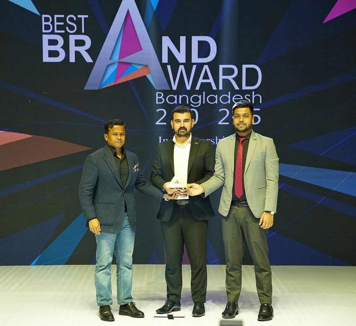 স্যানিটারিওয়্যার ক্যাটাগরিতে ‘বেস্ট ব্র্যান্ড অ্যাওয়ার্ড ২০২৫’-এর ক্রেস্ট গ্রহণ করছেন স্টেলার ঊর্ধ্বতন কর্মকর্তারা