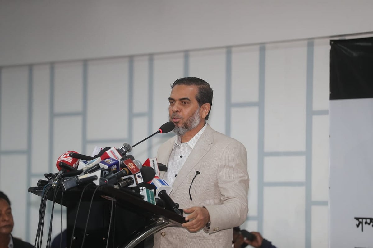 ‘মব ভায়োলেন্সে আক্রান্ত বাংলাদেশ’ শীর্ষক প্রতিবাদ সভায় বক্তব্য দিচ্ছেন জামায়াতে ইসলামীর সহকারী সেক্রেটারি জেনারেল এহসানুল মাহবুব জুবায়ের। সম্পাদক পরিষদ ও নোয়াব এই সভার আয়োজন করে। প্যান প্যাসিফিক সোনারগাঁও, ঢাকা। ২২ ডিসেম্বর