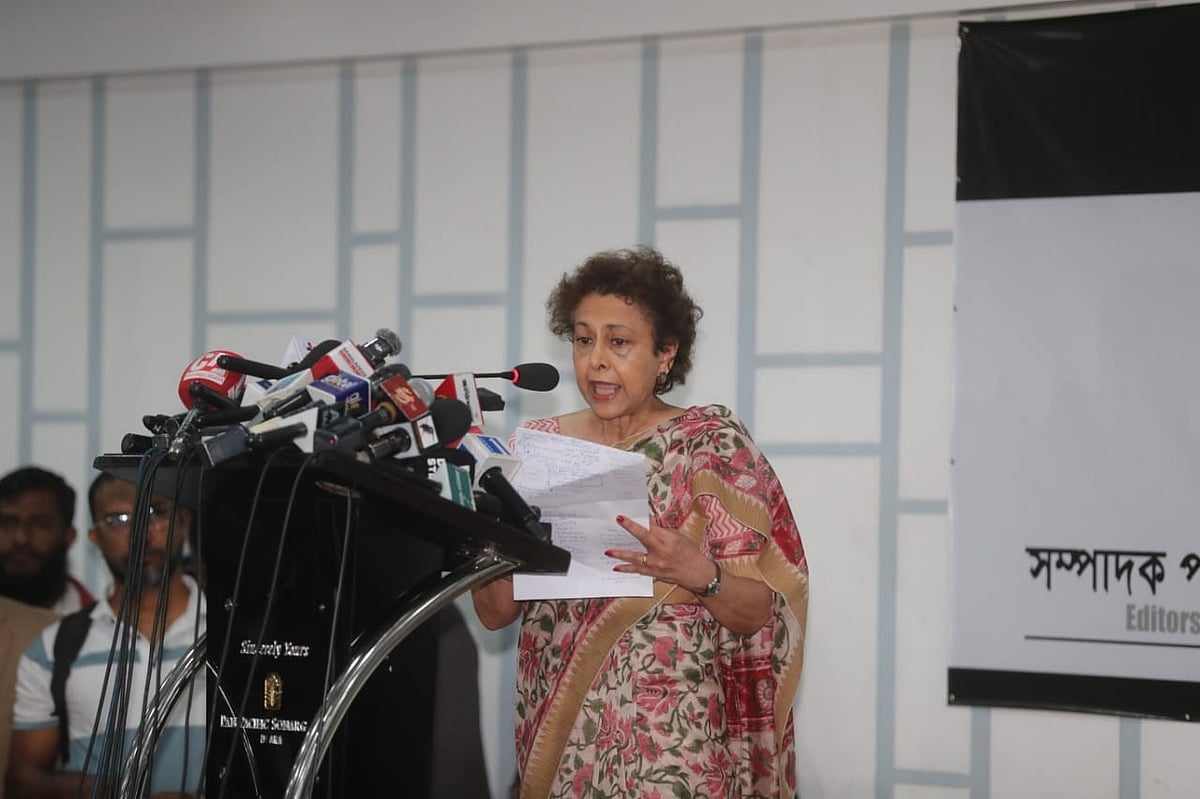 জাতিসংঘের বিশেষ র‌্যাপোর্টিয়ার আইরিন খান। প্রথম আলো ও ডেইলি স্টার কার্যালয়ে হামলা ও আগুন দেওয়া এবং সম্পাদক পরিষদের সভাপতি নিউ এজ সম্পাদক নূরুল কবীরকে হেনস্তা করার প্রতিবাদে আজ সোমবার ঢাকার সোনারগাঁও হোটেলে প্রতিবাদ সমাবেশে