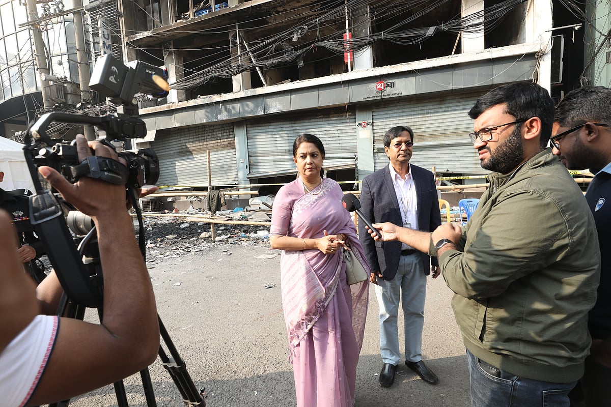 হামলা, ভাঙচুর ও অগ্নিসংযোগে ভস্মীভূত প্রথম আলো কার্যালয় পরিদর্শন করেন তথ্য ও সম্প্রচার উপদেষ্টা সৈয়দা রিজওয়ানা হাসান। আজ সোমবার দুপুরে রাজধানীর কারওয়ান বাজারে