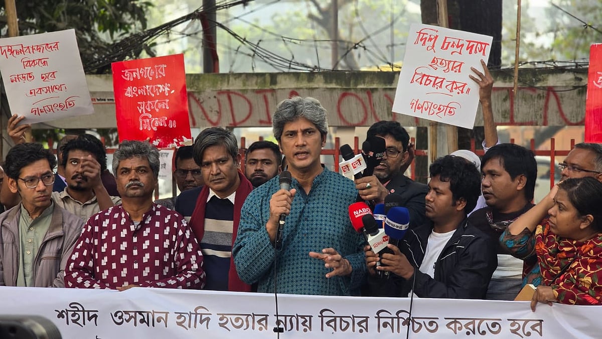 রাজধানীর জাতীয় প্রেসক্লাবের সামনে আয়োজিত প্রতিবাদ সমাবেশে বক্তব্য দিচ্ছেন গণসংহতি আন্দোলনের প্রধান সমন্বয়কারী জোনায়েদ সাকি। সোমবার, ২২ ডিসেম্বর